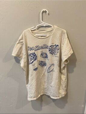 Universal Thread Cream Short Sleeve "Sea Shells" Graphic Tee with Blue Print